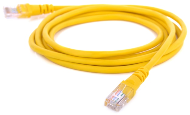 Câble Ethernet réseau avec connecteurs RJ45 sur fond blanc