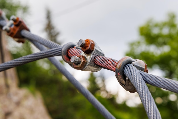 Photo câble avec fixation avec boulons et écrous d'extérieur