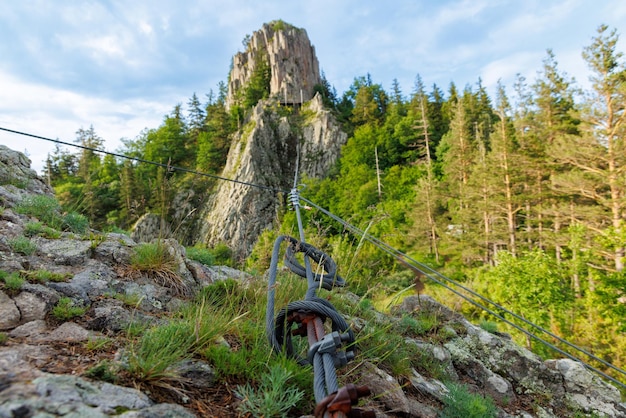 Câble avec fixation avec boulons et écrous d'extérieur