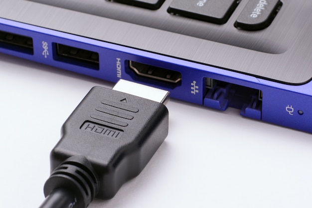 Câble HDMI près du port HDMI