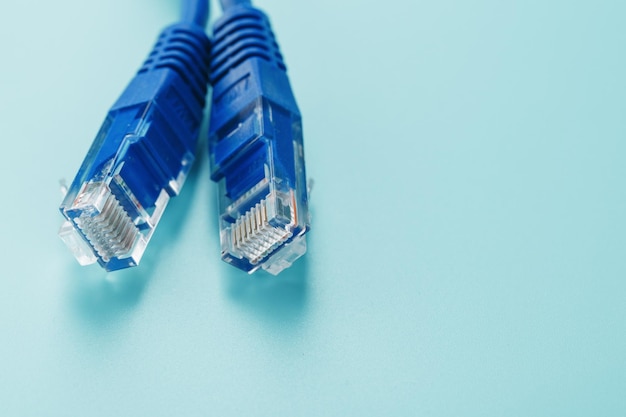 Câble Internet UTP bleu isolé sur fond bleu Cordon Ethernet