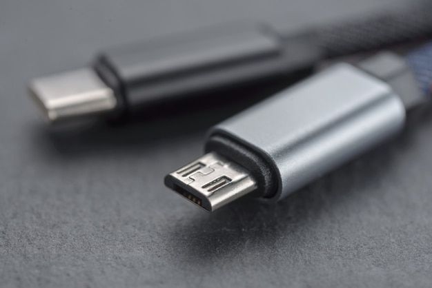 Câble micro USB avec câble sur un fond sombre..