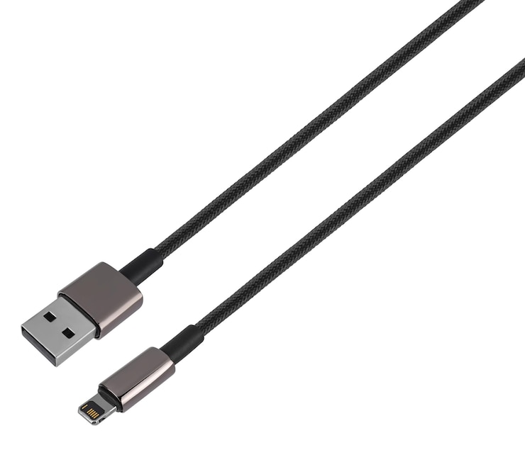 Photo câble avec prise usb éclair sur fond blanc