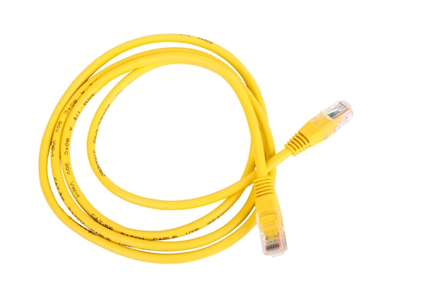 Câble réseau jaune avec fiche RJ45 moulé isolé sur fond blanc