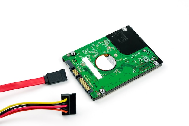 câble sata connecté au disque dur hdd 25 sur fond blanc