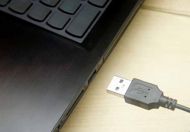 Câble Usb Branché Sur Un Ordinateur Portable