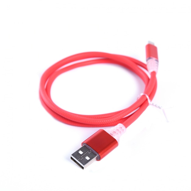 Câble USB rouge pour la charge du smartphone isolé