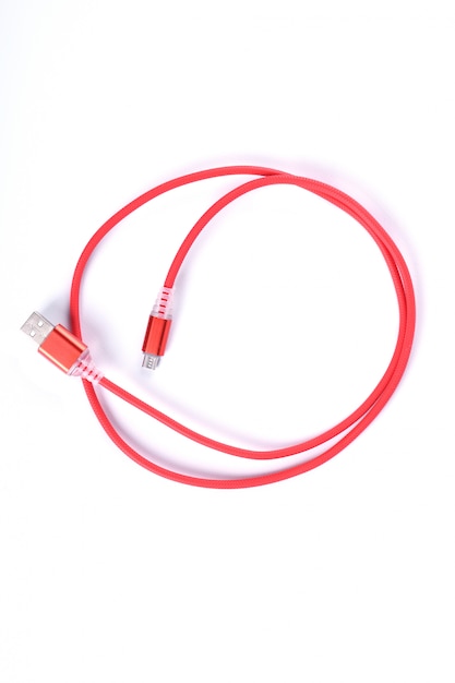 Câble USB rouge pour la charge du smartphone isolé