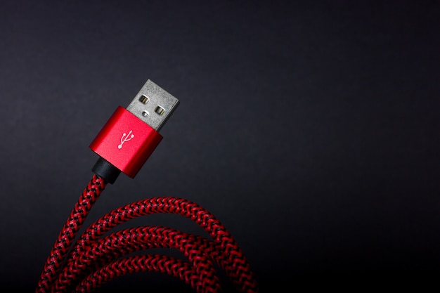 Câble Usb Rouge Pour Smartphone Sur Fond Noir