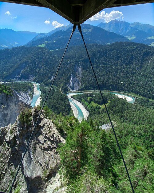 Photo câbles aériens au-dessus des montagnes