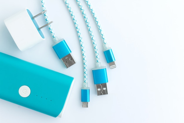 Câbles de charge USB avec smartphone et batterie en vue de dessus