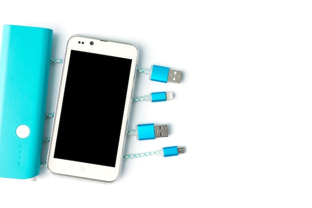 Câbles de chargement USB avec smartphone et banque de batteries en vue de dessus