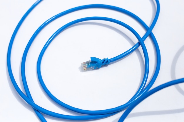 Câbles Ethernet de connexion réseau LAN bleu sur fond blanc.