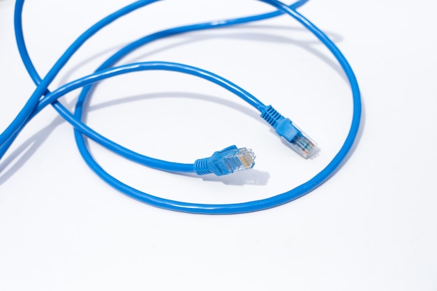 Câbles Ethernet de connexion réseau LAN bleu sur fond blanc.