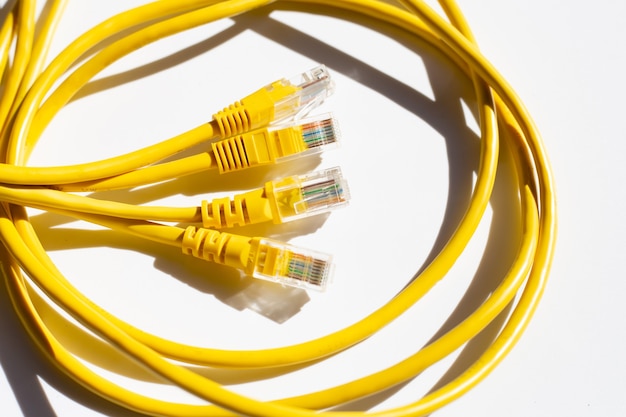 Câbles Ethernet de connexion réseau LAN jaunes sur blanc