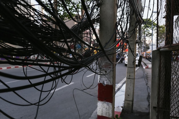 Photo des câbles et des fils chaotiques sur un poteau électrique en thaïlande approvisionnement électrique dans les villes avec des ouragans et des typhons fréquents sécurité de l'électricité