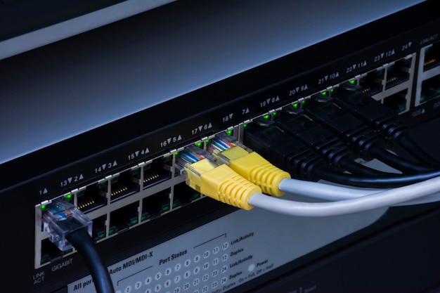 Photo câbles réseau et ethernet du commutateur réseau pour le centre de données.