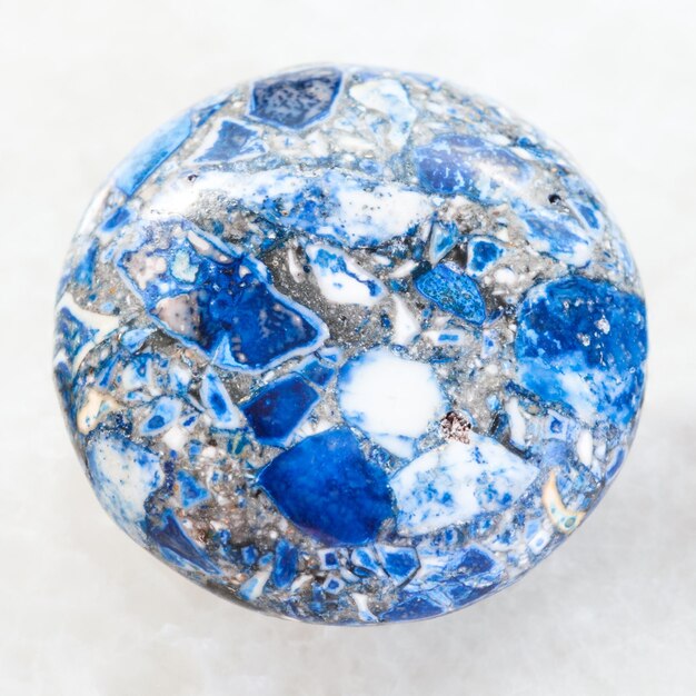 Cabochon de pierre de Lazurite pressée sur blanc