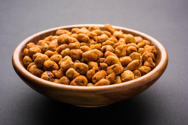 Cacahuète masala frite et croustillante aux épices indiennes. Collation populaire de Namkeen. servi dans une assiette de bol. mise au point sélective