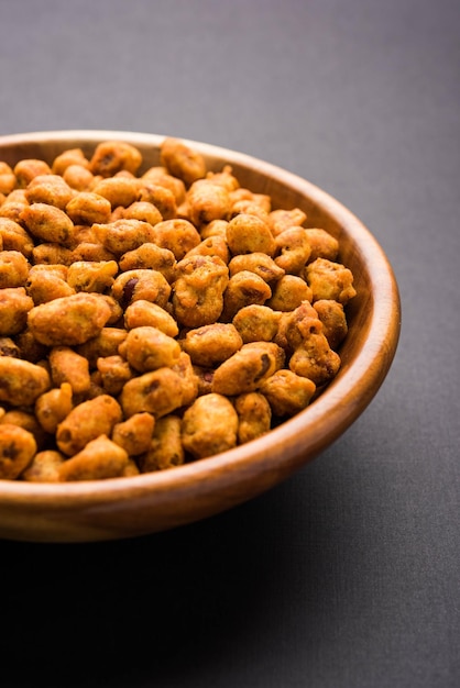 Cacahuète masala frite et croustillante aux épices indiennes. Collation populaire de Namkeen. servi dans une assiette de bol. mise au point sélective