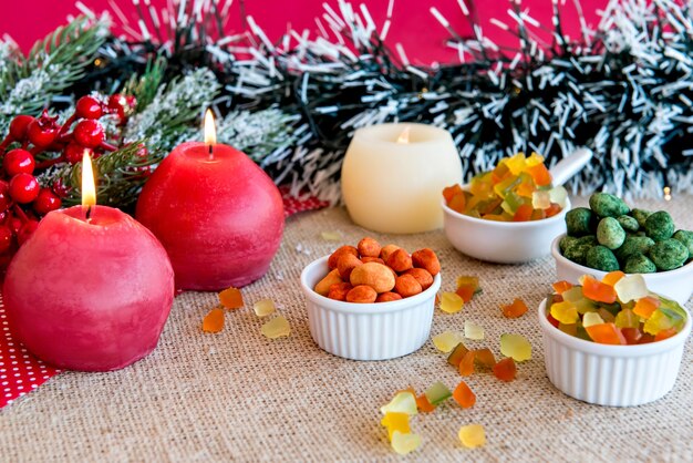 Cacahuètes colorées et fruits confits sur une table de Noël