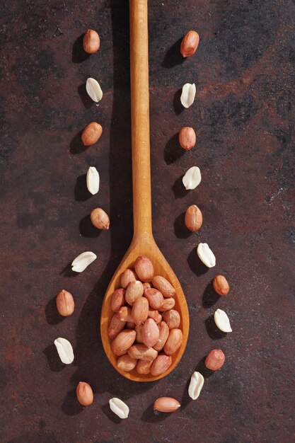 Cacahuètes dans une assiette à cuillère