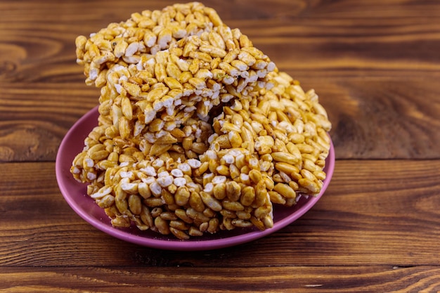 Cacahuètes Fragiles En Plaque Sur Table En Bois