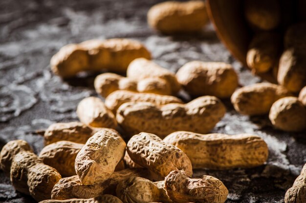 Cacahuètes fraîches en fond de vue de dessus de coquille