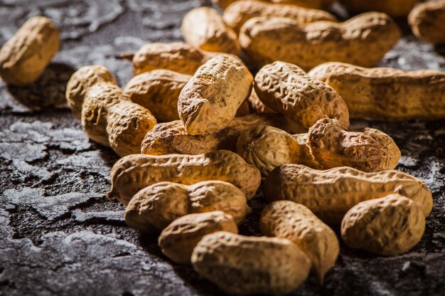 Cacahuètes fraîches en fond de vue de dessus de coquille