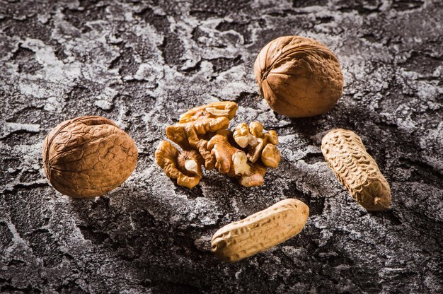 Cacahuètes fraîches en fond de vue de dessus de coquille