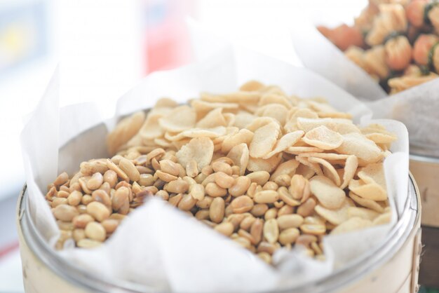 Cacahuètes grillées, riz frit