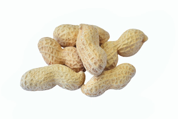 Cacahuètes en gros plan sur fond blanc