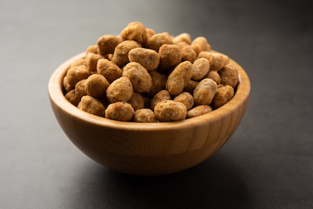 Cacahuètes masala croustillantes et épicées enrobées de besan indien ou mungfali servies dans un bol ou une assiette
