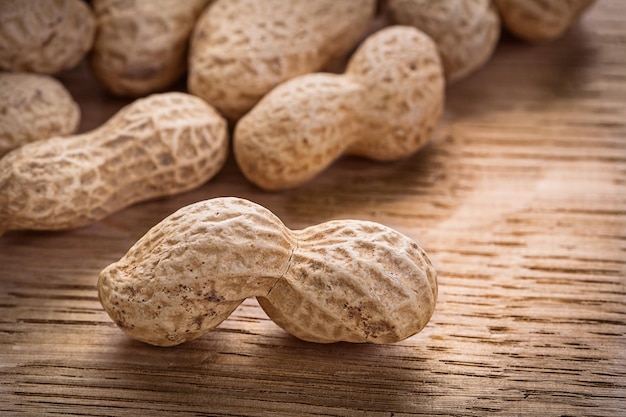 Cacahuètes sur planche de bois vintage concept de nourriture et de boisson