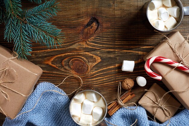 Cacao au chocolat guimauve et branches d'épinette sur fond de bois