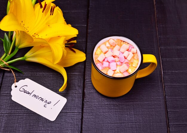 Cacao aux guimauves dans une tasse jaune