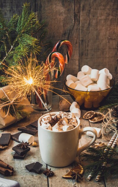 Cacao chaud aux guimauves. Fond de Noël Mise au point sélective.