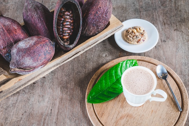 Cacao chaud et cacao sur table en bois