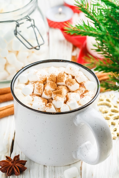 Cacao chaud (café ou chocolat) avec guimauves et cannelle