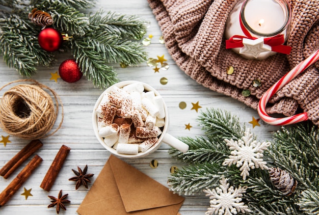 Cacao chaud et décorations de Noël