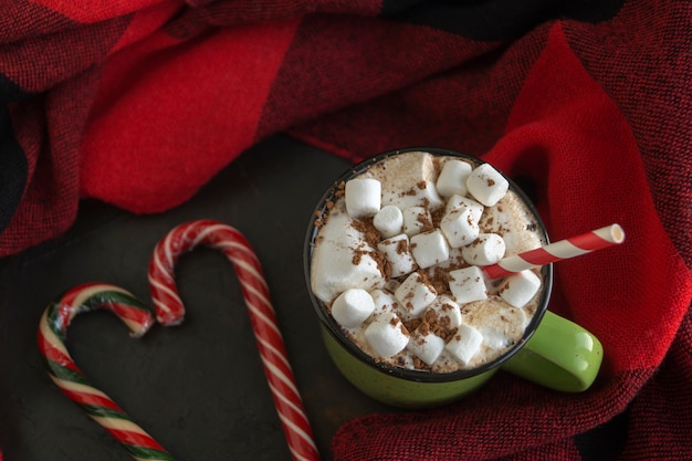 Cacao chaud à la guimauve dans une tasse verte