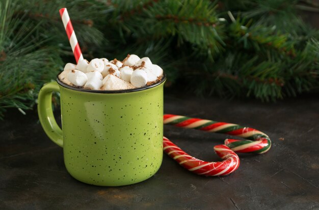 Cacao chaud à la guimauve dans une tasse verte