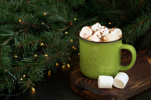 Cacao chaud à la guimauve dans une tasse verte