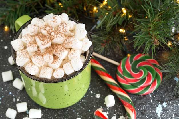 Cacao chaud avec guimauve dans une tasse verte