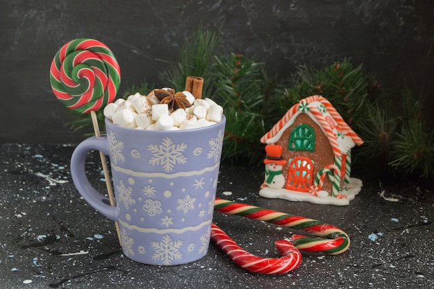 Cacao chaud avec des guimauves dans une tasse lilas