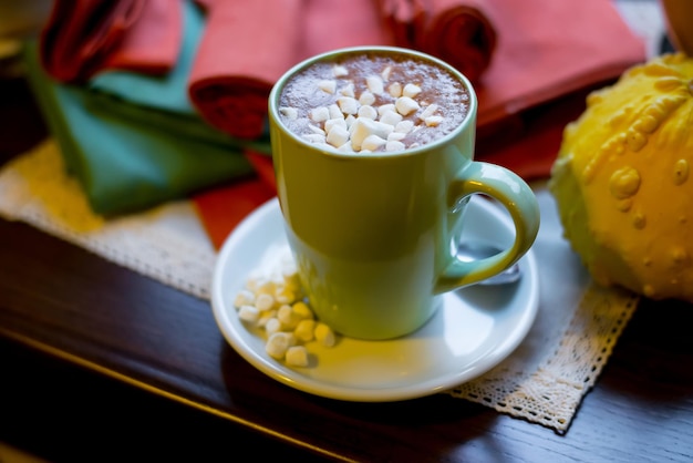 Cacao chaud avec des guimauves. Vue de dessus