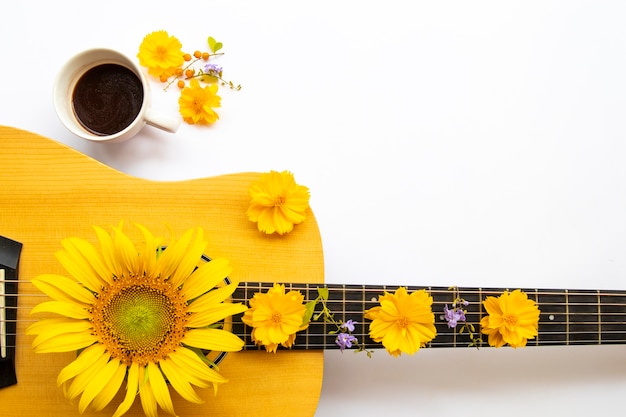 Cacao chaud, guitare et cosmos de fleurs jaunes, tournesols de lifestyle