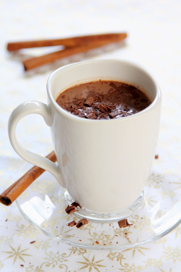 Photo cacao ou chocolat chaud avec garniture de copeaux de chocolat