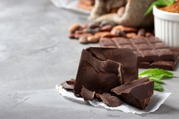 Cacao et chocolat sur fond de pierre grise.