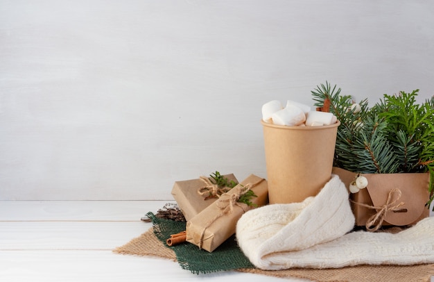 Cacao de composition de Noël avec des guimauves sur un espace de copie de cadeaux de fond blanc